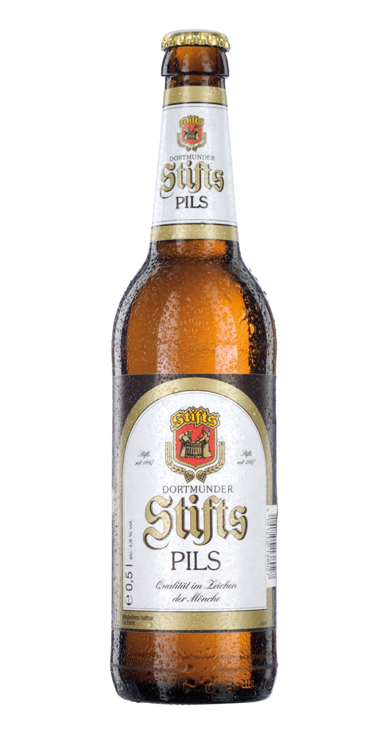 Eine geschlossene Bierflasche mit Etiketten und sichtbarer Kondensation steht vor einem hellen Hintergrund.